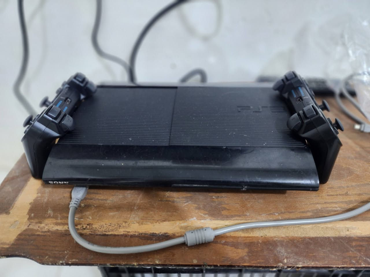 السلام عليكم ps3 سوبر سلم للبيع ويا ملحقات كامله وبي 5العاب  السعر 160 وبي مجال قليل ***********

