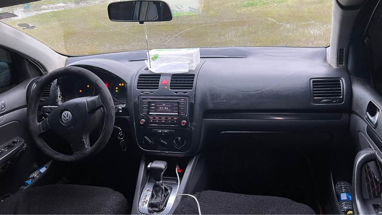 گولف ٢٠٠٩ سياره به س ئه وه لياته 
ماكينه ١٦ گير توماتيك عادي سپورت 
تعديل سرعة فوله به س سيلايت نيه 
گير ماكينه تبريت هه مووي به شه رته 
پيشو پشت كه پسه سبوغ عام نه بي حيزام نه بيت 
ده عامي لو ده عامي به شه رت چركه ي تيدا نيه
ئه وه ليات قه رداري كيشه ي مه ده ني دزياري به شه رت 
ته له فون *********** أربيل, العراق
