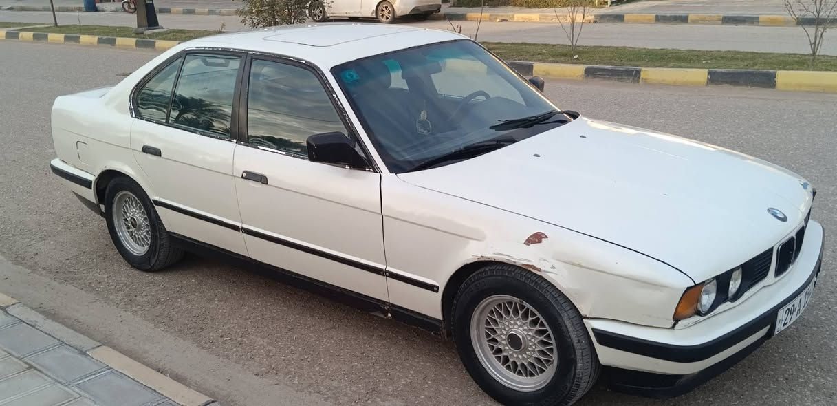 BMW موديل 91
حجم 525رقم واسط انكليزي بأسمي تحويل مباشر 
تبريد كهربائيات كلها شغاله 
منظومه لايت جديد 
تخم تاير جديد 
كير مكينه خير من الله 
حداديه 75%
مكان السياره واسط الكوت 
السعر 52وبيها مجال 
***********
