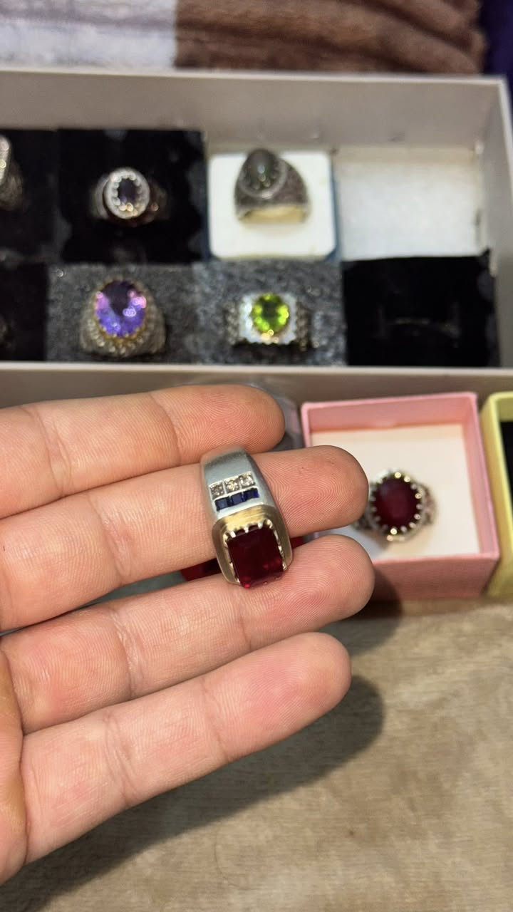 ياقوت احمر افريقي نقي اصلي 100‎%‎صياغه يدويه ثقيله مرصع ب 6 حبات الماس و ياقوت ازرق زفير 
هـ ***********
