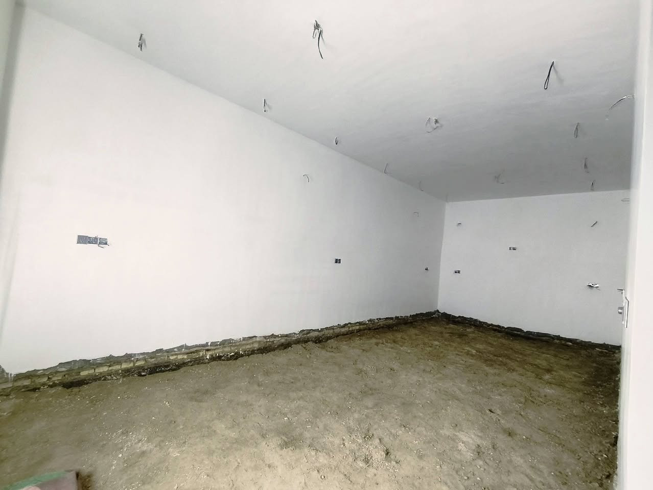 سلام عليكم/ بيت للبيع المساحة 350
متكون من غرفتين 6*4 صالة 8*7 مطبخ 5*4 ستقبال 10*4
صحيات داخلية + خارجية + قطعة بصفة 100م حديقة 
العمل بإشراف مهندس وتكدر اجيب مهندس يشرف علية 
البناء 2026 باقي على الرضية فول مواصفات 
الساس صب كونكريت  طابوك الحلاوي كهرباء السيفال النقاط ميلانو الماء سمارت خلاطات تسكة  تئسيس اخر صدار فول
لبخ سمنت وجص وبورك نضام كاميرات+ انترنت 
خدمات كاملة كهرباء ماء تبليط بلدية تجيك الباب 
الموقع يبعد عن باب إلمام الحمزة 500,متر /
سند 25 مداور سهم  + بي معاملة بل طابو مشمول 
السعر 68   سعر القطعة يمة 200 م  ب 15 مليون 
يعني بيت بل عافية على الياخذة  /  
ملاحظة غير فلوسة ما زايد علية  / ومال جناي البناء
سبب البيع بعيد عن عملي /

صاحب الدار ***********
