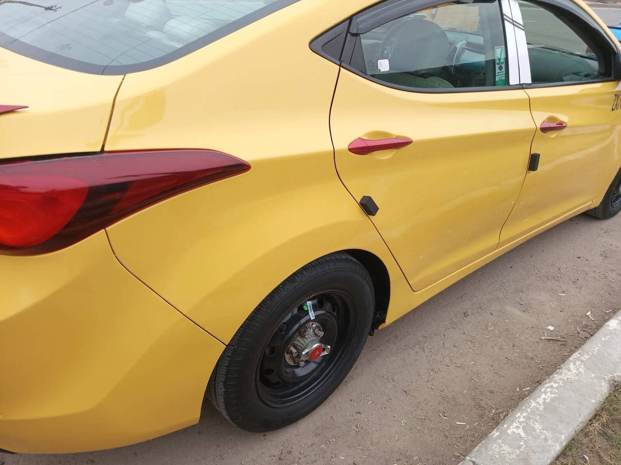 اسلام عليكم سياره الفين و15حلوه حادثه چاملغ وبنيد ولغد الشاصي مكينه حلو كير حلو حداديه جديده السياره خير من الله تبريد شغال السياره جاهزه  ***********السعر 95
