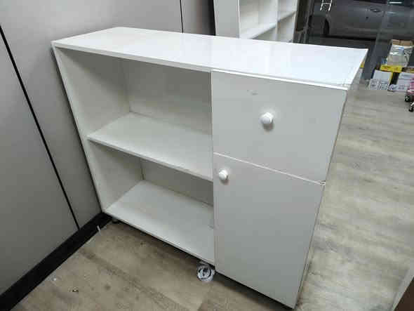 يتوفر فاترينات عدد ٢ مع زاوية وميز رسبشن 
الفاترينات 
الارتفاع مترين ونص 
العرض متر 
العمق ٢٠ سنتمتر
الزاوية ٦٠× ٦٠ سنتمتر 
الميز 
الارتفاع متر و ٢٠ 
والعرض متر و٢٠ 
اللون أبيض 
نظيفات كلش 
المكان بغداد 
للاستفسار 
***********
