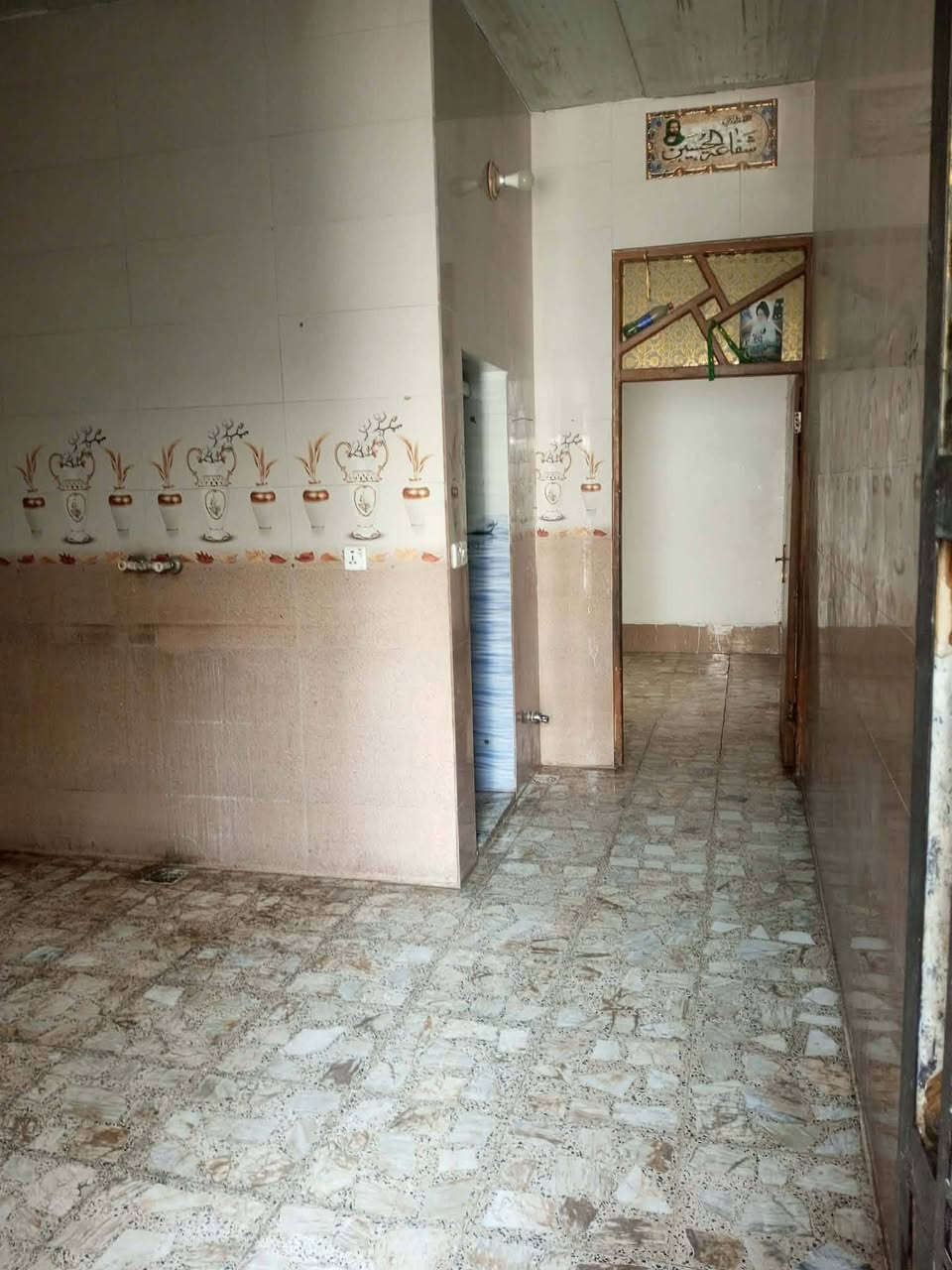 سلام عليكم
***********
بيت للبيع مساحه 100 لبيت  تجاوز يحتوي على غرفه نوم ومطبخ واستقبال مع صحيات كامل خدمات ماي كهرباء مجاري  ارضيه البيت رفت  السعر 28 العنوان بغداد الامين الثانيه
