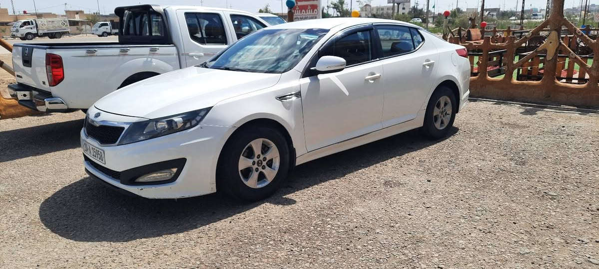 كيا ابتيما K5 
2011 اصل 
وارد الضربه مالتها
بيها باب خلفي مبدل وتعمير بالجاملغ الخلفي صفحه عكس السايق
كير ومكينه وحداد وتبريد بالباكيت 
رقم بصره الدولي ب اسمي .. (السعر 98) وبيها مجال
العنوان البصره .. للستفسار اكثر ***********
