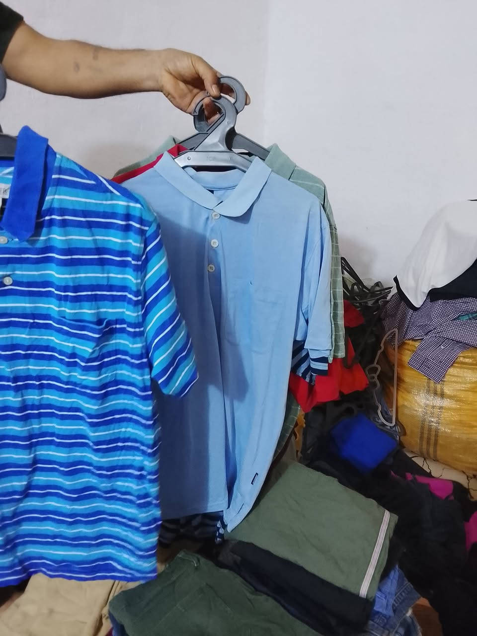 سلام عليكم توجد بإله ملابس كميه كبيره رجالي نسائي 
جمله مفرد ***********
