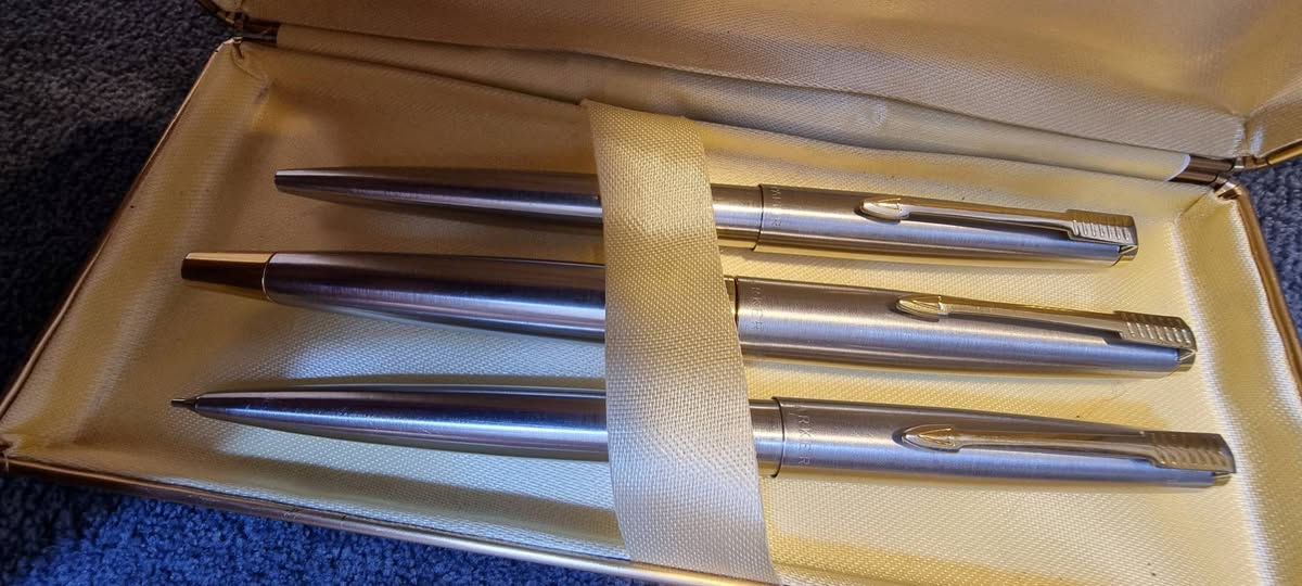 تحية طيبة   ،،،
#سيت_اقلام_باركر_ثلاثي 45 PARKER 
             الصنع : امريكي #اصلي  ، MADE IN USA  ، 
             مستخدم  ، إنتاج #قديم  ، بالعلبة #الأصلية  ، 
               سلاية مصنوعة من الذهب عيار 14K  ، 
       حبر + جاف + رصاص  / مصنوع من الستانلس ستيل، 
السعر : 135 الف ، 
يوجد توصيل  .


**إذا كنت صاحب هذا الإعلان وتريد حذفه لأي سبب، رجاءا أرسل رسالة إلى الدعم الفني**