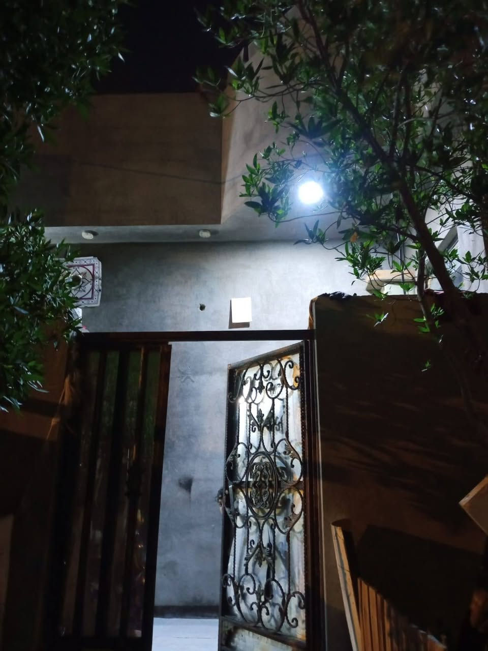 *للبيع بيت في حمدان المعاريف*

مساحة: 120 متر
طابقين: وقف سني
- الطابق الأول: ديوانية، مطبخ، هول، خرفة
- الطابق الثاني: صطح، 3 غرف، حمام داخلي
صحيات خارجية
حديقة على جانبين البيت
اتصل: ***********
