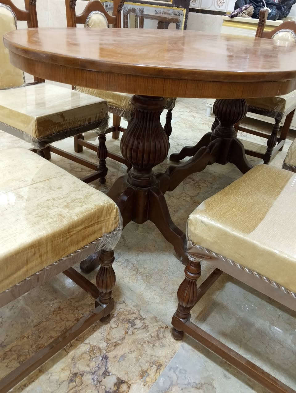 ميز طعام غشاب جاج بورمي درجه اولى البيع ***********
