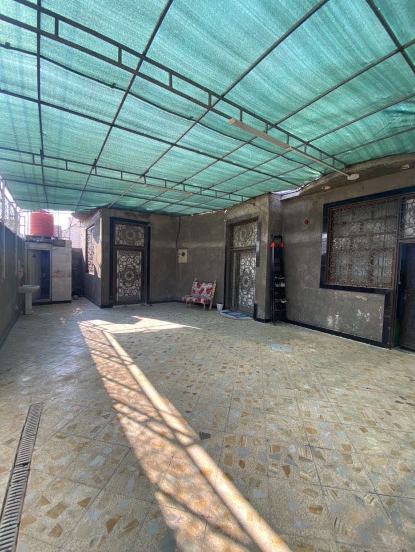 بيت مساحه 280 متر موقعه التنومة الاكوات الثانيه طابق واحد يحتوي غرفتين منام وصاله ومطبخ واستقبال وصحيات بناء 2020 طابوق  سعر 250 قابل للتفاوض ***********
