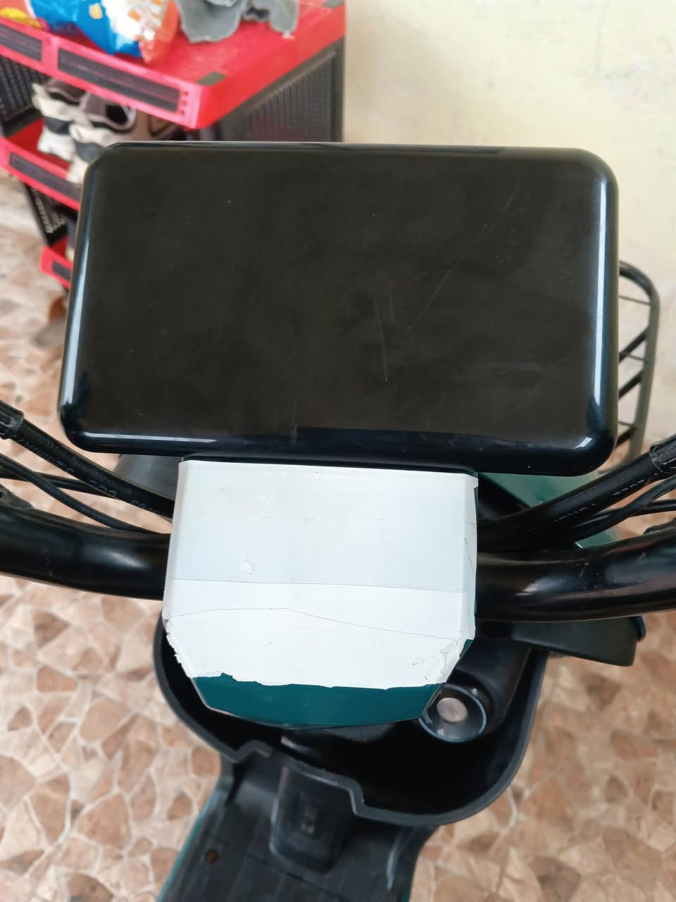 السلام عليكم دراجه شحن للبيع موديل 25 لون زيتوني بطاريات خمسه 32 امبير سرعه 99 دراجه  حاليا بدون سله اماميه سعر 365 وبيها مجال العنوان بصره ابو خصيب حي العسكري للاستفسار ***********
