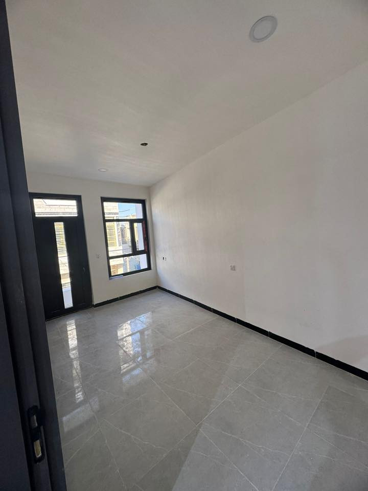 السلام عليكم
بيت للايجار المساحة 54 متر واجة 8 متر طابقين
صالة ومطبخ وصحيات بالطابق الارضي 
غرفتين نوم بالطابق الاول 
البيت ممسكون سابقاً هسه كمل التشطيب وجاهز للسكن 
المكان الدورة شارع الجنابي خلف كلية الفاربي بثلاثة افرع 
للاستفسار الاتصال على الرقم *********** 
سعر الايجار 650
