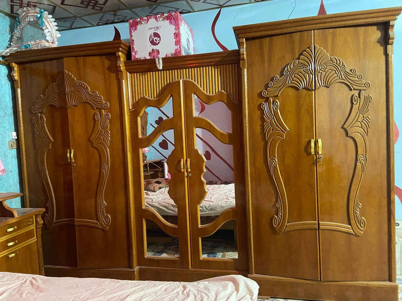 غرفه خشب تفصل احلئ من صور مفصلينه ب3مليون محتاجين ويردون يبعونه بمليون ونص الاستفسار ب*********** مكان البصره قضاء المدينه
