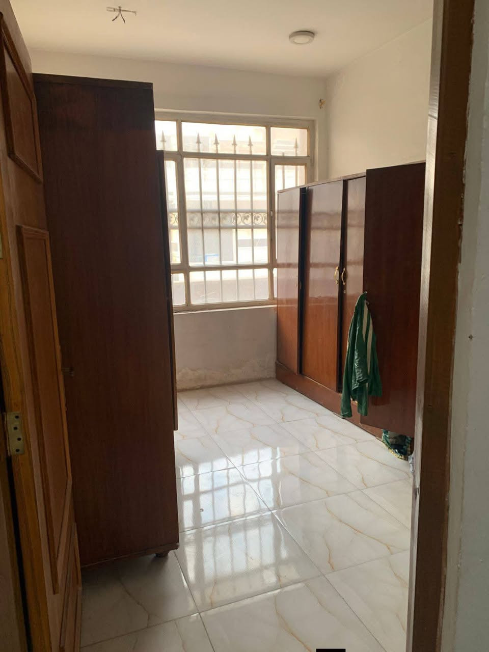 السلام عليكم بيت طابو صرف المساحه ٩٠ واجهة ٦ونص شارع عدن الموقع الذهبي قريب سوك الصبح وسوك شلال السعر 190وبي مجال للتواصل ***********
