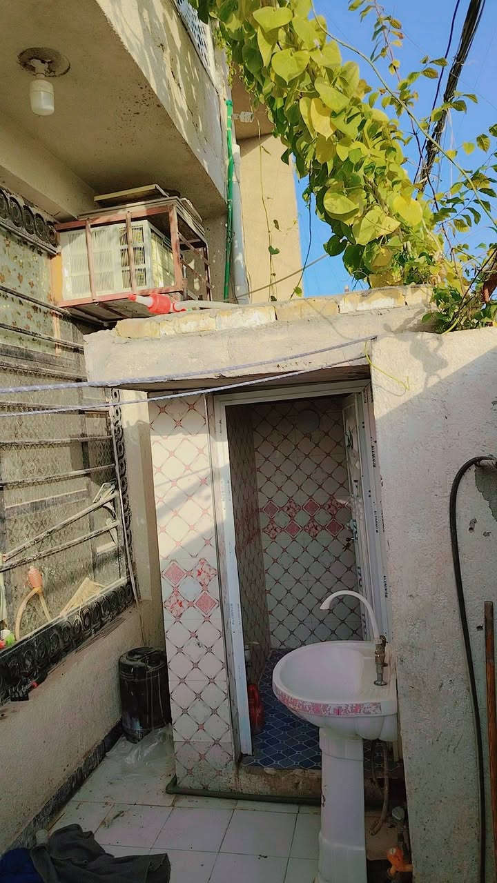 مشتمل على ساحه موقع مميز مساحه 110 متر  الواجه٥م اونص × النزال 20 م البيت طابقين بناء2025 جديد  يتكون الطابق الأرضي من غرفة نوم وصاله وصحيات ومطبخ واستقبال والطابق الثاني يتكون من غرفتين نوم وصاله وصحيات السطح مغلف شتايگر درجة أولى موقع البيت بل كوت الفلاحيه حي الامام الرظا السعر 125 مليون وبي مجال للاتصال ***********
