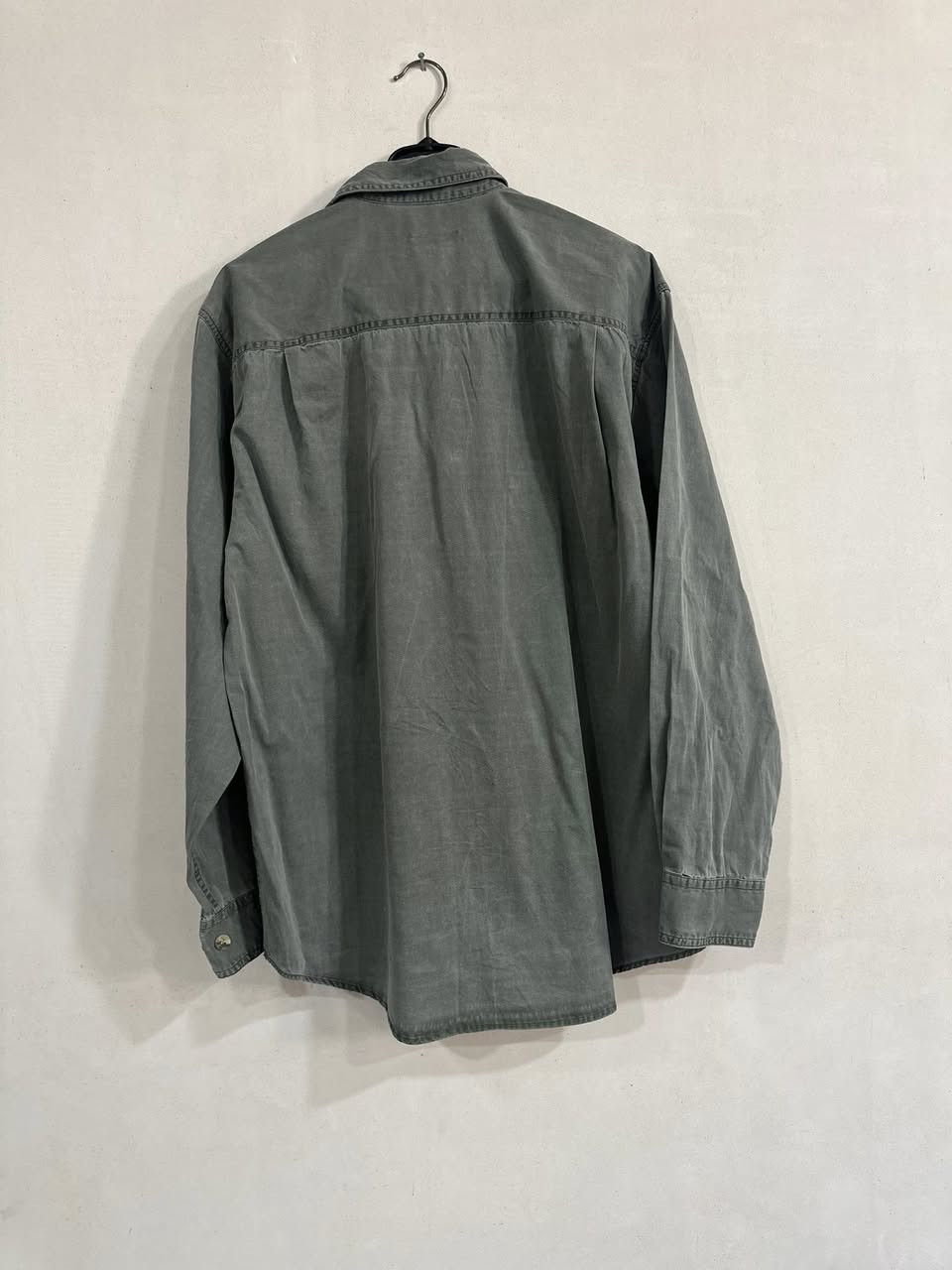 � قميص أوروبي مميز 🔹
قميص أنيق بجودة عالية، مناسب للّبس اليومي والمناسبات الخفيفة.
يتميّز بلونه السمائي الهادئ الذي يعطي إطلالة راقية وعصرية.

📌 المواصفات:
• القياس: XXL
• اللون: مثل ما موضح بالصورة 
• الخامة: بهاري ناعمة ومريحة
• النظافة: 100% (بحالة ممتازة)

💰 السعر: 10 فقط

خيار ممتاز لمن يبحث عن الأناقة بسعر مناسب 🌟


**إذا كنت صاحب هذا الإعلان وتريد حذفه لأي سبب، رجاءا أرسل رسالة إلى الدعم الفني**