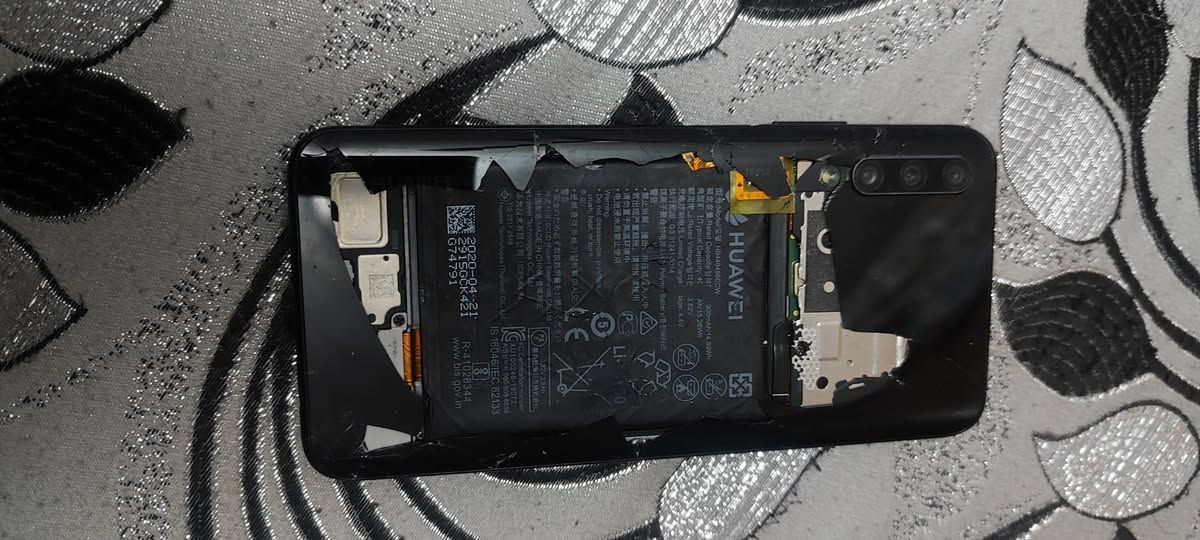 السلام عليكم
متاح موبايل  Y9s
ذاكرة 128... 
جهاز كله شغال شرط 
فقط ضهره مكسور.. وكسر بلشاشة مايضر يستخدم عادي 
سعره 50الف.. 🔒
شراي اتصل ***********
