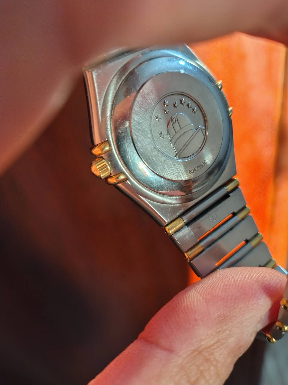 ساعة أوميغا كونستليشن (Omega Constellation) أصلية - حالة ممتازة
الأردن عمان 00962789974455
الوصف:

الموديل: أوميغا كونستليشن كرونومتر (Omega Constellation Chronometer).

نوع الحركة: أوتوماتيك (Automatic) ذاتية التعبئة، معتمدة ككرونومتر عالي الدقة.

المواد: ذهب أصفر عيار 18 قيراط وفولاذ مقاوم للصدأ (Steel & Gold).

المينا (الوجه): لون ذهبي (Champagne Dial) مع عرض تاريخ عند الساعة 3.

المقاس: 35 ملم (مناسبة للرجال والنساء - Unisex).

الزجاج: ياقوت (Sapphire Crystal) مقاوم للخدش.

المميزات: التصميم الأيقوني بالمخالب الجانبية والأرقام الرومانية المحفورة على الإطار الذهبي.

الحالة: (اذكر حالة الساعة الحقيقية، مثلاً: مستعملة بحالة الوكالة، تعمل بدقة ممتازة).


**إذا كنت صاحب هذا الإعلان وتريد حذفه لأي سبب، رجاءا أرسل رسالة إلى الدعم الفني**