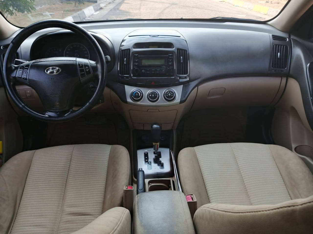 السلام عليكم النتر موديل 2011خليجي مكينه 1600 دكشن عالي مواصفات فول فتحه حداديه خلفي  امامي جديده كهربائية فول شغال تبريد تدفه تخم تاير بيه مكانت صبغ سعر 94 العنوان كربلاء سياره جاهزه *********** مواصفات فتحه تحكم ستيرن شاير بل مري رقم نكليزي
