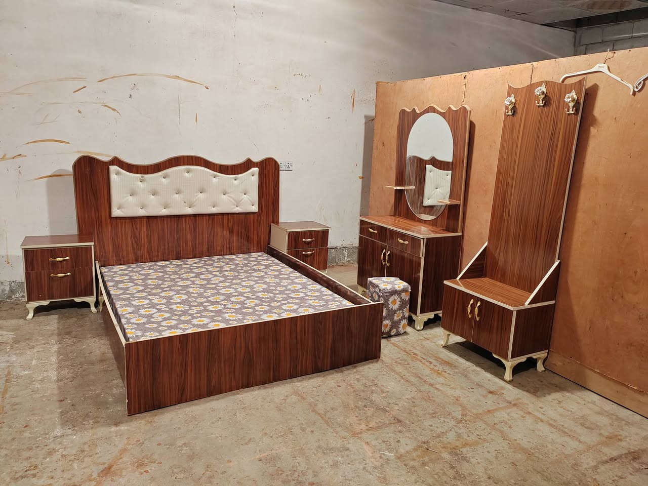 غرفة نوم تركي خمس أبواب مستخدم شي قليل شرط النظافه السعر 325 ويرهم مراوس والعنده يبيع اشتري الشراي يجي خاص اويتصل برقم ***********مكاني كركوك
