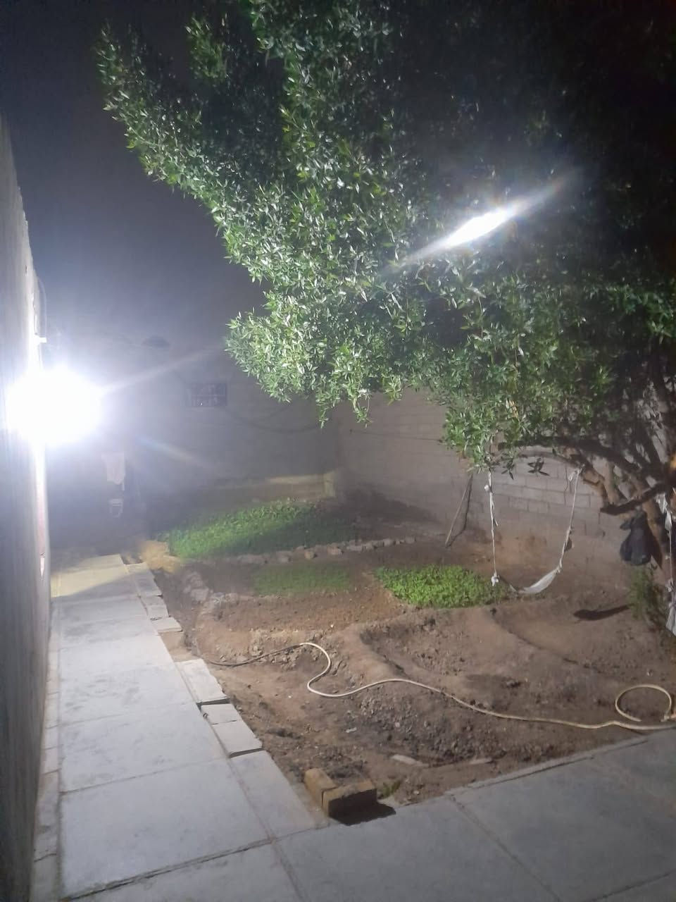 بيت زراعي  حي المنتظر الثاني خلف اعدادية الزراعة المساحة 260 متر يتكون من غرفتين مساحة كل غرفة ( 4.5 * 5 ) متر صالة ( 4 * 7 ) متر
مطبخ ( 4*4 ) متر
حديقة امام البيت صحيات خارجية وداخلية بناء بلوك وسقف عگادة موبايل 
***********
