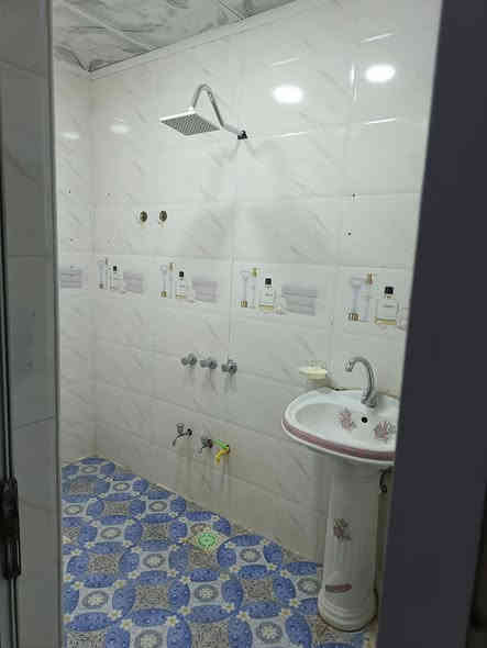 شقه للايجار بناء جديد. طابق ارضي
العنوان: حي رمضان/شارع مؤسسة اليتيم العراقي/شارع الحديقة بنهاية التبليط
المساحة/١٠٠م /سعر الإيجار (٤٥٠الف)لكل شهر 
حيث أن الشقة في الطابق الارضي تتكون من/طارمه صغيره +إستقبال+صاله مع مطبخ+حمام +غرفة نوم
علماً الدرج منفصل (باب وحده) وكما موضح بالصور ادنى. 
للاستفسار الاتصال ع/***********
0772386014
