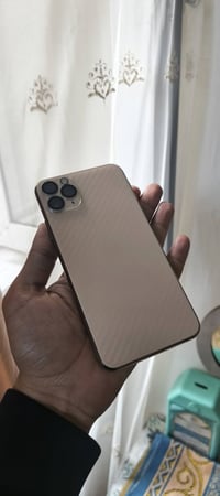 ايفون 11 برو ماكس  فول نظافه بي نقطة بل الشاشة مثل ما واضح بل الصورة ذ...