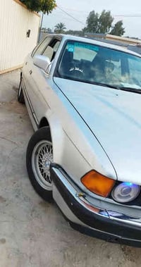 بلا زحمه عليك اقرأ المنشور زين وخابرني وبيك خير ودلل BMW موديل 1993 رق...