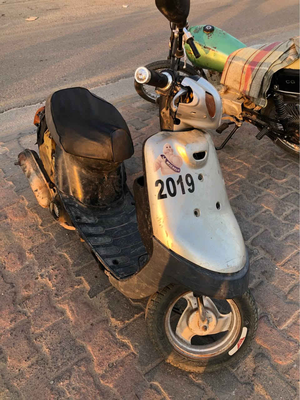 بطه موديل ٢٠٠٠ دبل سكليتر لون رصاصي دراجه بيهه نواقص بسيطه مكينه كير حلوات ناعمات شلعه قويه ومعدل سريع كلش لايت شغال هورن شغال كفرهه الخلفي موجود وصفاحيات موجوده نظاف بلاديات بيهه لحيم بشاصي و بيهه ونه اكسن 
كلجات جدد تايرات نظاف 
جوزه بلاديه جديده قفل ستيرن شغال دوشمه كشن جديده الدراجه شوفه عينكم وصخه يرادلهه غسل وترتيبات بسيطه يرادلهه تنظيف كابريتر بس هيه شغاله بكل وقت هندر واحد تشتغل كبل السعر ١٨٠ الف مكاني كربلاء هذه رقمي *********** اتصال او واتساب كربلاء, العراق
