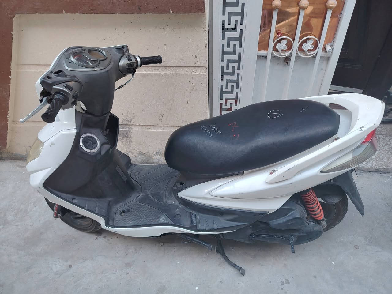 سلام عليكم سكنس فحل قبل سبوع طلعتهة رمبة  كل شي بيهة بلادي برغي مامفتوح  بيهة اوراق منفيس وبيهة عقد
جيب فيتر وفحص كهربائيات كل شي بيهة شغال 
السعر مليون ومية وبيهة مجال ***********  مكاني بغداد
