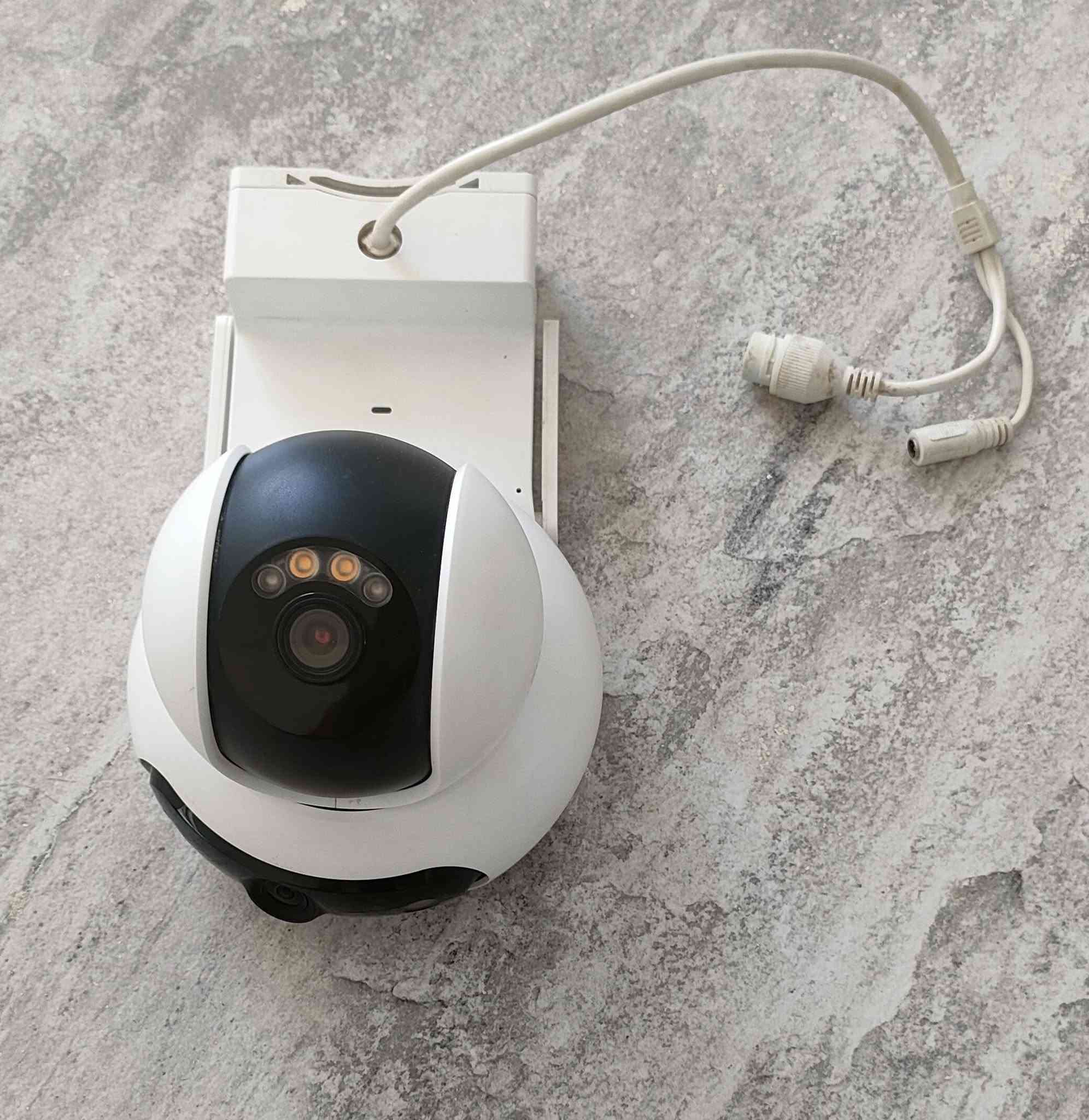 السلام عليكم كامرا مراقبة wi fi  شركة ezivez دقة تصوير 2k بيها كامرتين دوارات كل وحدة تصور وحد يعني كامرتين بوحدة الاتجاهات اعلى اسفل يمين يسار وكل وحدة تحكمها وحد تصويرها فول ما مستعملة هواي تكدرون تدخلون عاليوتيوب وتشوفون تصويرها تسجل عالرام  بيها رام 512 كيكا يسجل 18 يوم لكل كامراة طبعا تفتح عالتطبيق بالموبايل بيها مواصفات تحجي من الكاميرا وتسمع البرا كذلك وبعد هواي ابيعها هي والرام والله بس الرام اخذتة ب50 الف الأصلي والكامرا ماخذها ب90 الف سبب البيع اريد اشد منضومة كاملة رايدهن هي والرام ب100 الف ***********

