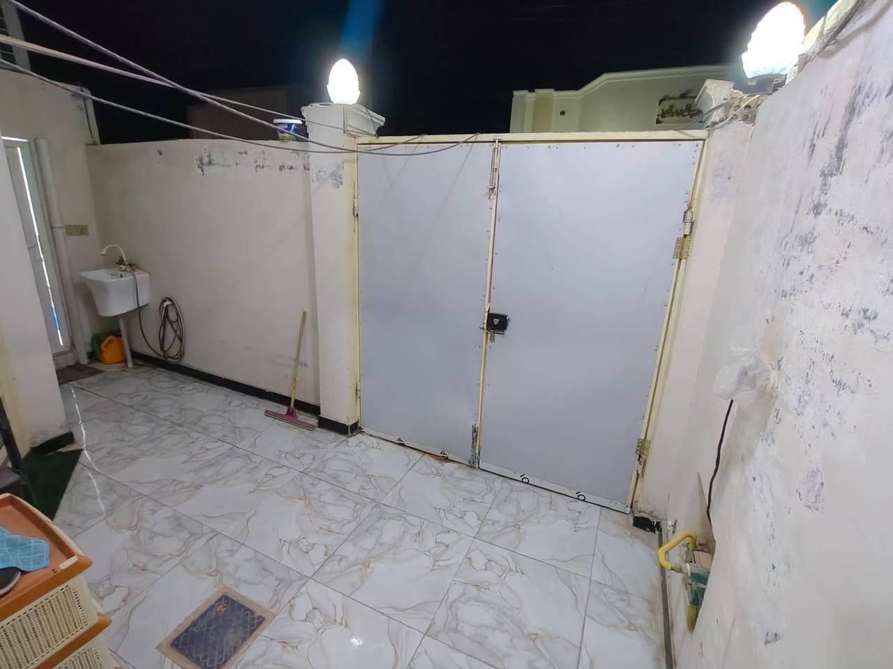 للبيع او الرهن سعر البيع 37 سعر الرهن 15
بيت طابو زراعي سند 25 قرار محكمه مقابل ملحق قريه الغدير عامود 327 
في القاطع الثاني شارع ٤٧ رقم الدار ٨٠ 
المساحه 100 متر مربع 
طابق واحد 
صب كونكريت 
شارع تبليط اناره 
اثاث 
انترنيت جاهز 
خط مولده جاهز 
كاونتر تركي 
طباخ ساحبه 
كامرات مراقبه مع شاشه 
تانكي وساخان 
مغاسل ٢ 
***********

