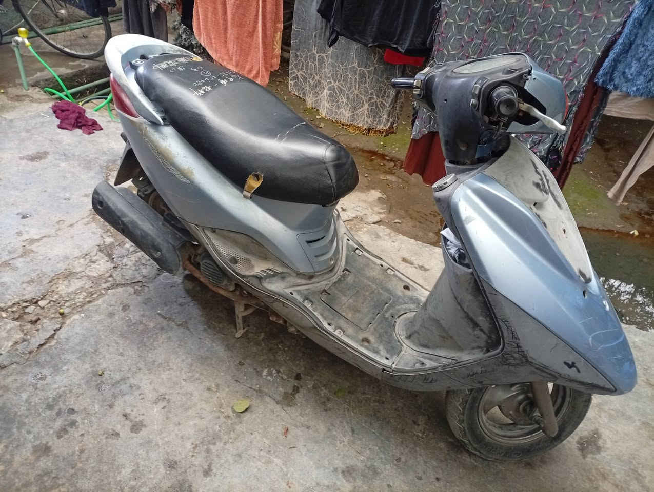 السلام عليكم دراجة ابريزللبيع كاملة كلهة بلادية مكينة ناعمةكهرباءية شغالة مكان بغداد  الجديدة سعر600وبيهة مجال بسيط ***********
