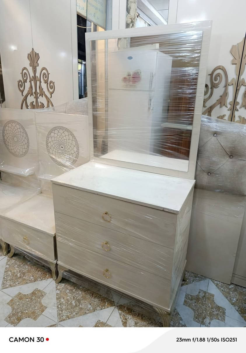 ناونيشان /سليماني كانيسپيكه پيشانگاي مه ليك

/MDEتاقم نوستني / ده ستكرد/ موادي
ره نگي/ئؤفوايت

سعري/٦٥٠ هه زار

تاقم نوستنه كه /٦ پارجه يه بهدؤشه كه وه 
سيسه مي/١٨٠ به /٢ مه تره / سيسه مي جه كه /واته ناو مه خزه  نه

كانتؤري/٢٤٠ دريزه /٢٢٥ به رزه /٦٠ قوله 
واته بؤنوينيش ئه بيت

هه ر به ريزي خوازياره ئه تواني په يوه نديمان پيوه بكات

گه ياندنيشمان هه يه بؤ سه ر جه م شاره كان 

***********  viber
