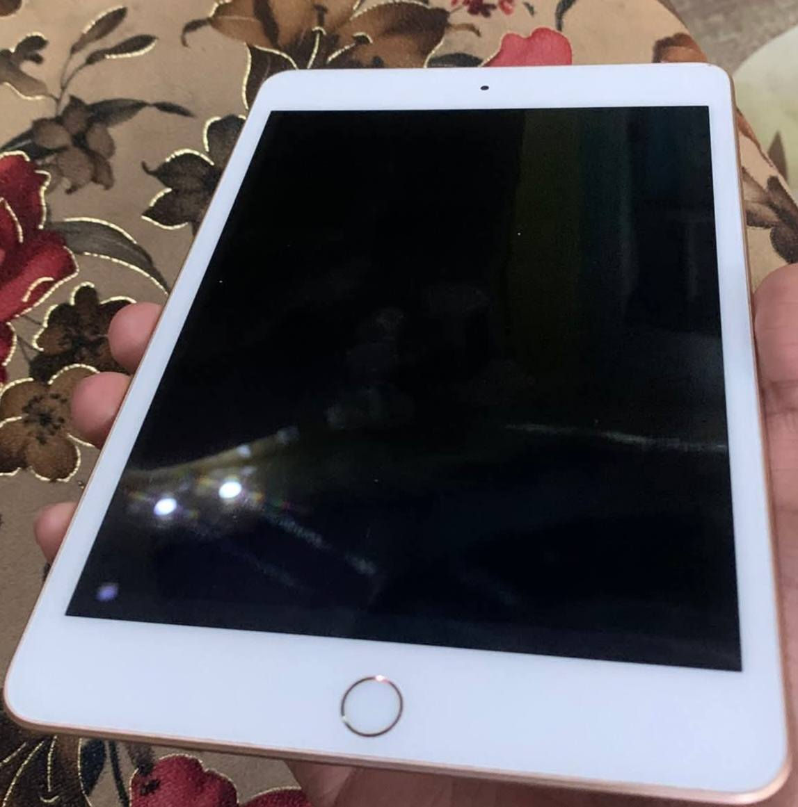 سلام عليكم ايباد مني5  ذاكره 64 جديد وحش العاب *********** مكاني نجف
