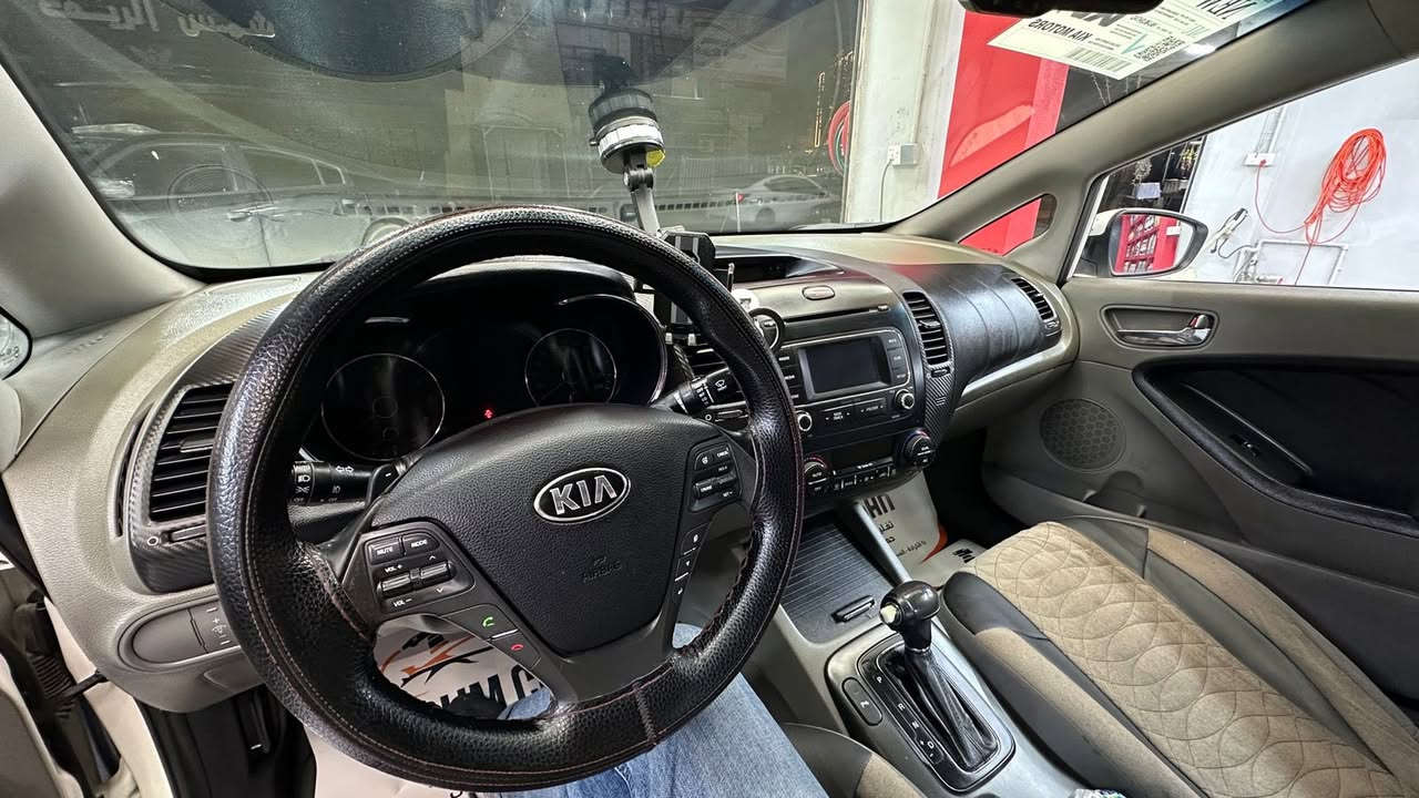 سلام عليكم فورتي خليجي للبيع سياره حلوه نضيفه ستخدام شخصي مكفوله من ضربه ول صبغ ول تبديل كريم مكينه مكفولات العنوان السيدية شارع التجاري  رقم الهاتف ***********احمد سعر السياره 125 وبيها مجال للطيبين
