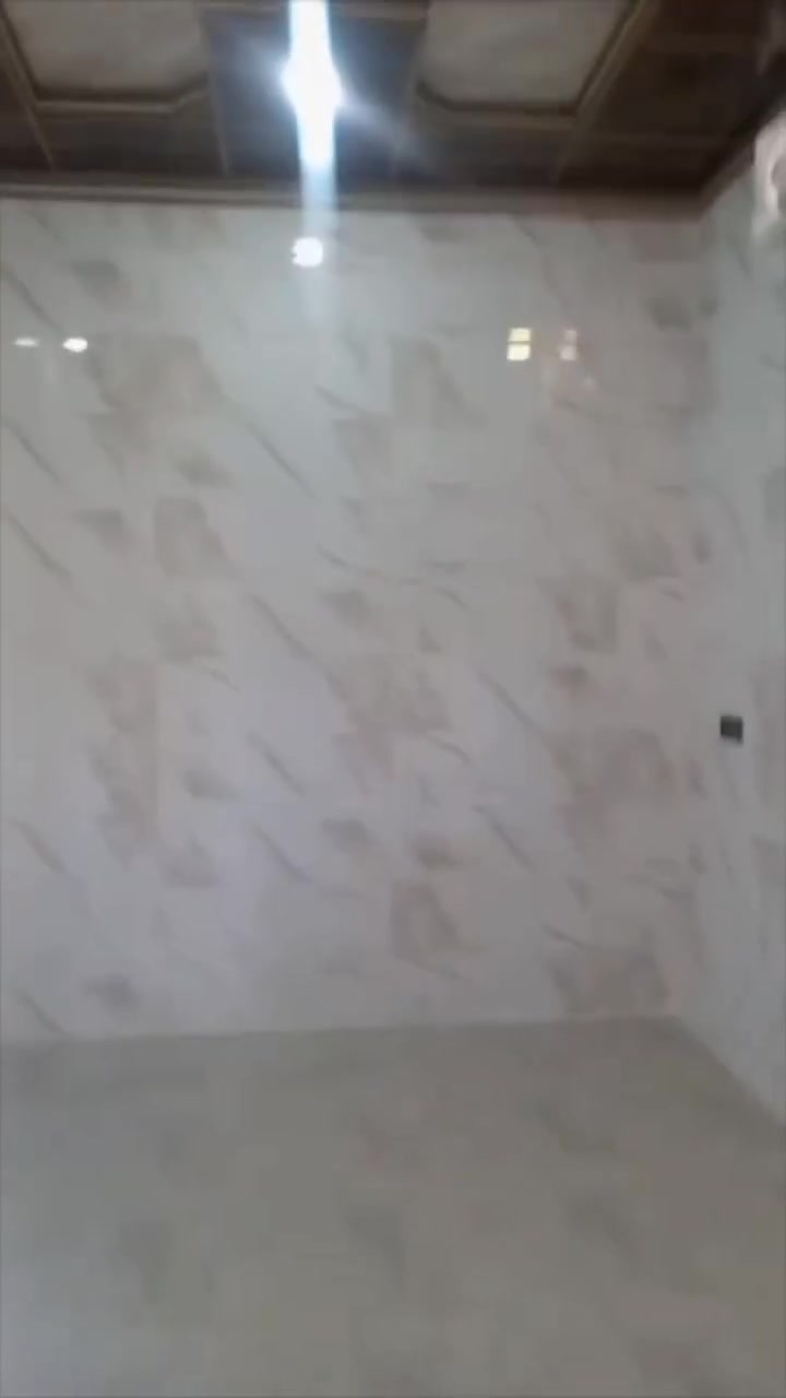 شقه طابق ثاني للايجار 🛑 🛑 🛑 🛑 🛑
في حي الاخاء 
مساحه 150 متر 
بناء حديث فول سيراميك بورسلين 👉 👉 👉 👉 👉 
زيرو غير مستخدمة 🫸 👉 👉 👉 
تتكون من غرفتين النوم وهول واستقبال وصحيات ومطبخ وبيتونه وسطح 
السعر 350 بيها مجال 
موقع مميز قرب الشارع العام 
الاتصال الاستفسار 
***********
***********
