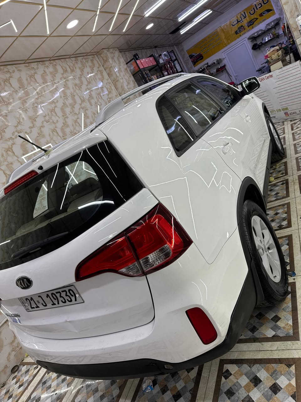 السلام عليكم 
سورنتوا 2014 خليجي 
طلعته زيرو من شركة بخيت 
وبأسمي 
ولحد الآن جانيها 
مواصفاته عادية 
ماشية 245 الف كليو متر 
محرك مفتوح على ايدي قبل خمس سنوات 
مصبوغ فقط البونيت اثر ضربة بتاير الخلفي لسيارة لاندكروز ،،،والدليل على الضربة كانت خفيفة 
الايرباكات سليمة و الدعامية صار بيه فطر وما صلحته فقط تكحيل 
تايرات جديدة نوع الهندي 
محرك وكير الحمدلله جيدة جداً
رايده ب 147 ورقة ،،، وأقسم بالله ما اعرف سعره بالسوك ولا وديتها معارض 
وهذا رقمي *********** 
موجود بسليمانية تريد تحويل تريد وكالة جاهز 
،،،،
اعتذر ما اكدرت انزل كل الصور مع المنشور ،،راح انزله بتعليقات 
تقبلو احترام
