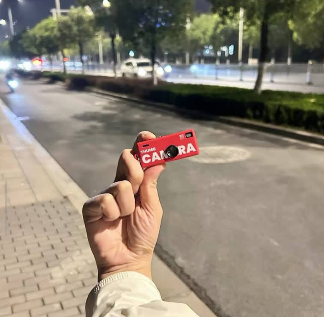 تبحث عن لقطة مميزة، ستايل رهيب، وذكرى ما تنتهي؟ 😉 كملت وياك! جبنالك أصغر كاميرا ديجيتال ذكية مصممة خصيصاً لتكون قطعة إكسسوار فخمة أو ميدالية بمفاتيحك، ومتوفرة بألوان تجنن تناسب ذوقك! 🎨✨
🌟 أبرز المواصفات والمميزات:

📸 دقة تصوير فوتوغرافي: التقط أحلى اللحظات بصيغة JPG وبدقة تصل إلى 1280 \times 960 بكسل.

🎥 تسجيل فيديو سيلفي وسريع: صور فيديوهاتك بصيغة AVI وبدقة 720 \times 480 بكسل بسرعة 30 إطاراً في الثانية (نعومة وسلاسة بالصورة!).

🔋 بطارية ليثيوم مدمجة: مسبوكة ومحمية، وتشحنها بكل سهولة وسرعة عن طريق منفذ Type-C الحديث ⚡.

🎖️ حمل مريح: تأتي مع سلسلة رقبة مخصصة وميدالية لتعليقها وين ما تروح

🎁 العرض الخرافي والهدية وياها:
💾 رام (ذاكرة) هدية مجانية وية الكاميرا حتى تبدأ تصور فوراً بدون أي نقص!

💰 السعر صدمة!
كل هذا الجمال والمواصفات بـ 45 ألف دينار فقط! 💸
🛒 للحجز والطلب:

أرسل لنا رسالة على الخاص ✉️ أو اترك تعليقاً وسيتم التواصل معك مباشرة! 📥

#بغداد #سليمانية #العراق #نيون_زون #ديجتال_كاميرا


**إذا كنت صاحب هذا الإعلان وتريد حذفه لأي سبب، رجاءا أرسل رسالة إلى الدعم الفني**