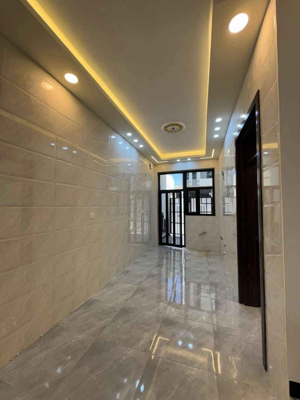 #لدينا_دار_للبيع مساحه 100 متر واجهه 6 وربع ونزال 16 طابو زراعي سند 25 قرار محكمه البيت يحتوي على3 غرف نوم وصاله وستقبال ومطبخ  العنوان بغداد الدورة مدخل البوعيثه مجمع الحليم 
هاتف ***********
