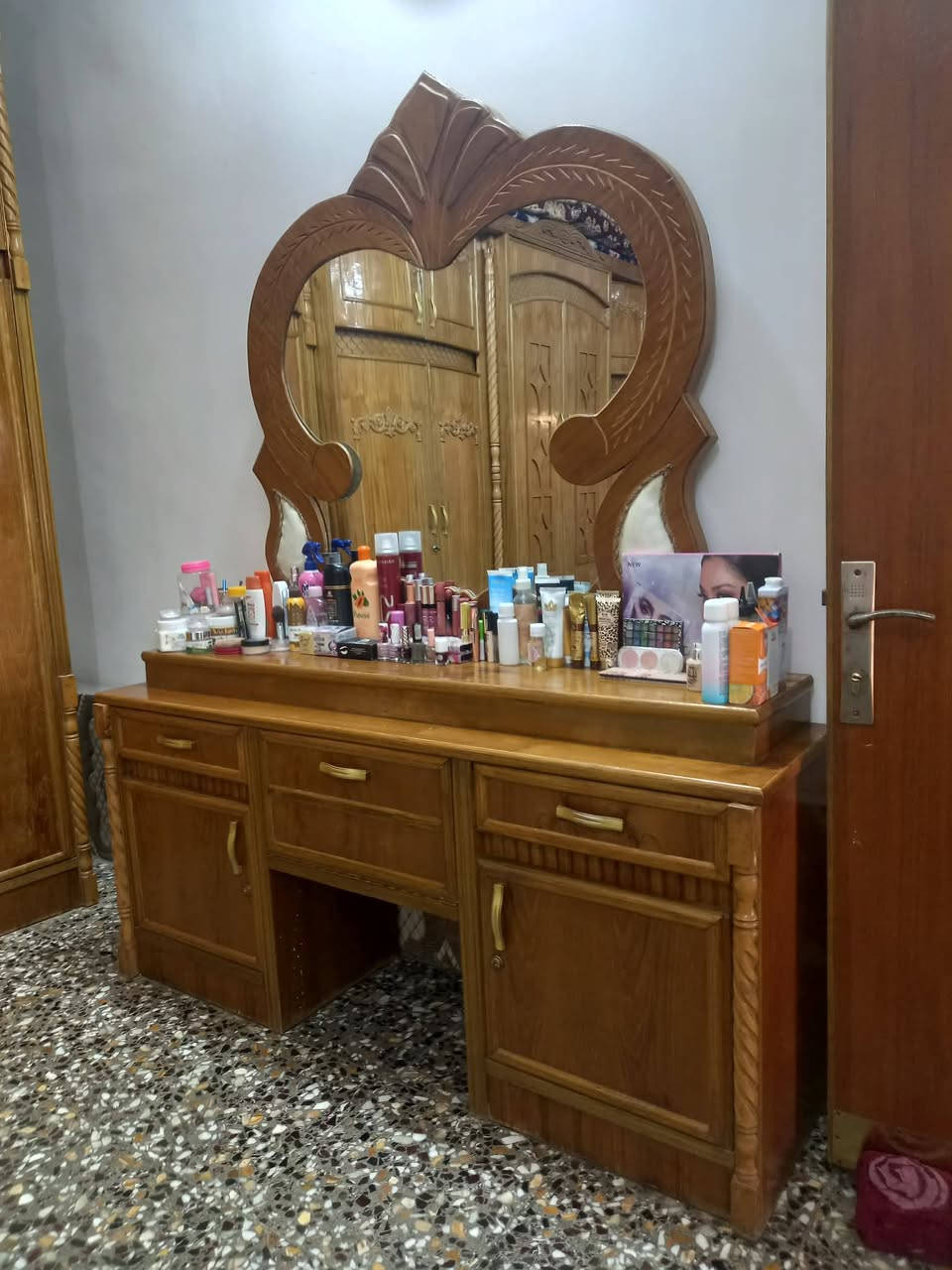 السلام عليكم غرفه اخشاب مستخدمه استخدم قليل (احطاطه) البيع ***********
