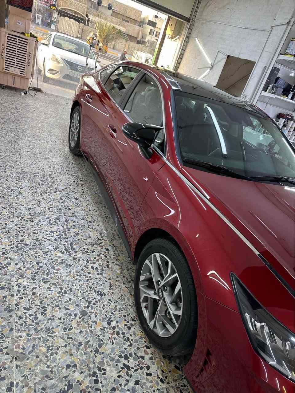 هيونداي سوناتا ٢٠٢٣ 
فول مواصفات للاخير 
حادثها موضح بالصور خفيف بدون دواخل 
بصمة تشغيل عن بعد 
كراسي كهرباء 
تدفئة بالكراسي 
بانوراما
لايت زينون وبك لايت LED
رادار امامي وجانبي 
وبعد هوايه مواصفات 
رايدهه ١٩٠ ورقه وبيها مجال بسيط 
للاستفسار ***********
مكاني بغداد بغداد, العراق
