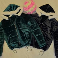 جاكيت قصير مخمل • مبطن ٢سم • فري سايز ٣٨-٤٢