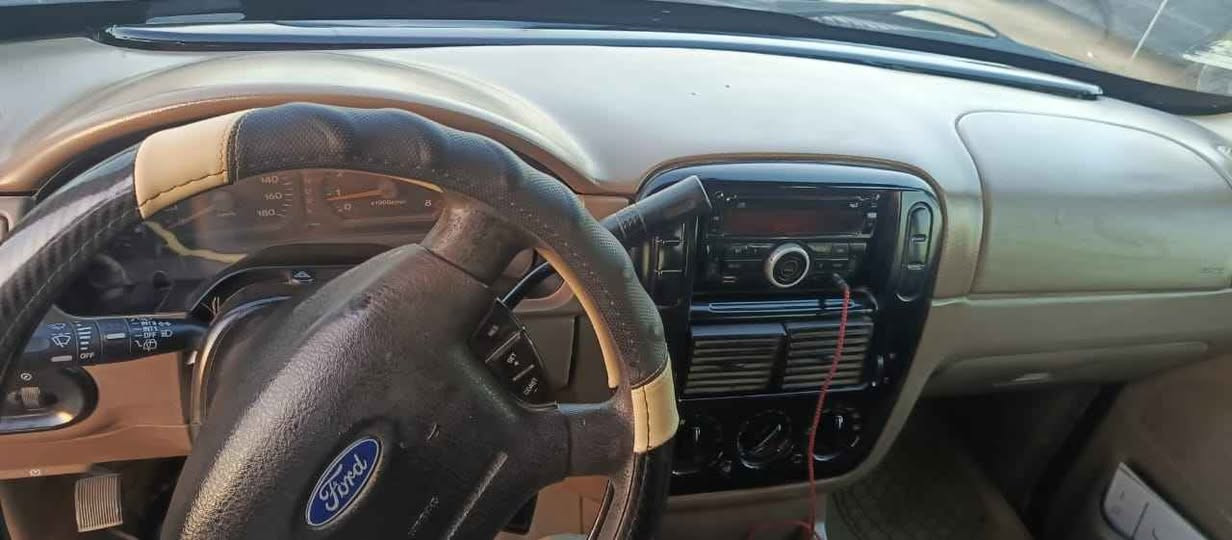 فورد اكسبلور ٢٠٠٤ محورة مكينة وكير ياباني ففتي ٣٠٠٠ بيها ضربة بالباب جهة السايق أثر أبو الدلفري تايرات ٧٠ بالميه باتري جديد قبل ٣ أيام مشتريه
السعر ٦٠ وبيها مجال للطيبين واي استفسار الاتصال *********** أو ***********
محافظة الديوانية Singapore
