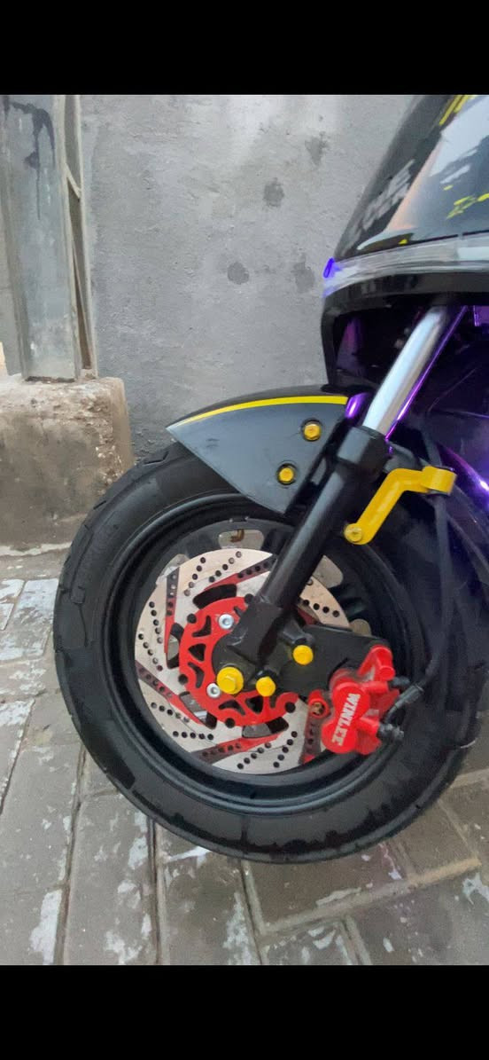 سلام عليكم الدراجه للبيع R11 مكفوله من كلشي الكهربائيات گلهن شغالات البريكات شغالات كلشي بالدراجه شغال + بيهه بلوتوت صوته كلش واضح السرعه 120 ولدراجه سالهه 35 يوم من خذيناهه سعرهه 650 وبيهه مجال للطيبين هاذ الرقم للستفسار ***********
