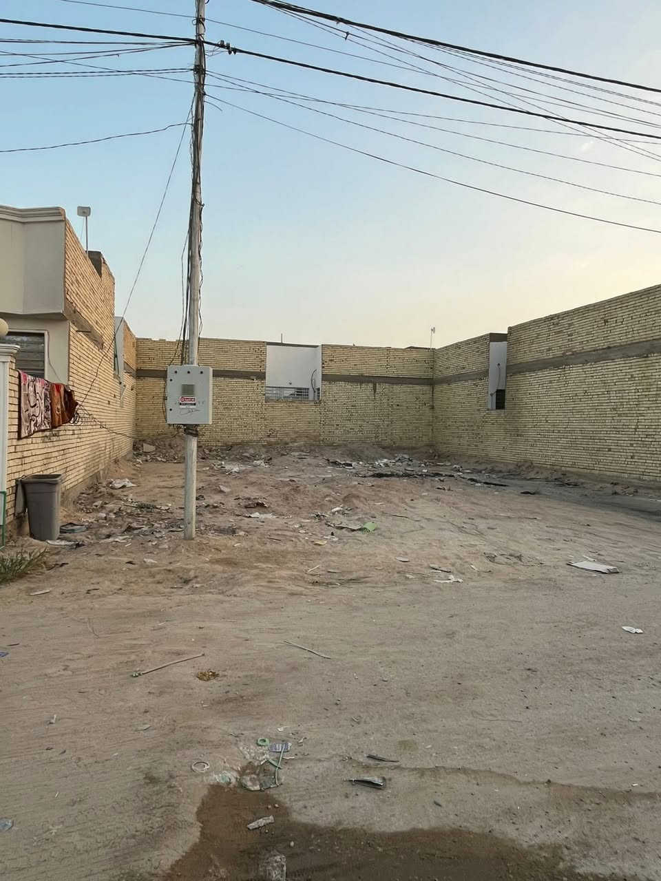 عرصه للبيع مساحه 300 متر
شرعها عريض 15 متر المكان شارع المطار عمود 314
قريبه ع لشارع العام 
الاستفسار الاتصال   ***********
