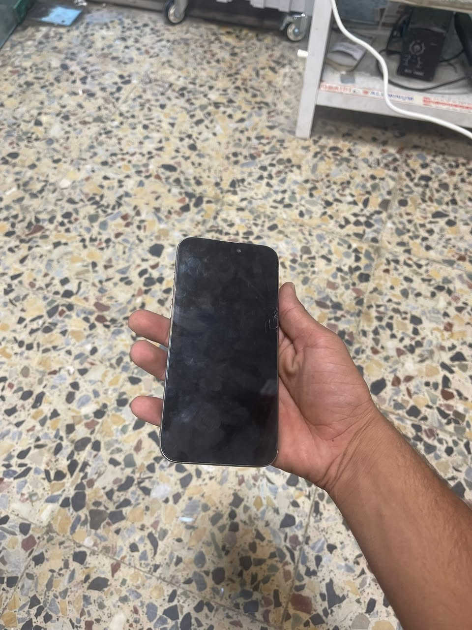 15 برو ماكس. عوزه بس شاشه جيب وشغل كلشي شغال    بي ذكرته 256. مكاني جميله. رقمي *********** سعر 525. وبي مجال الطيبن
