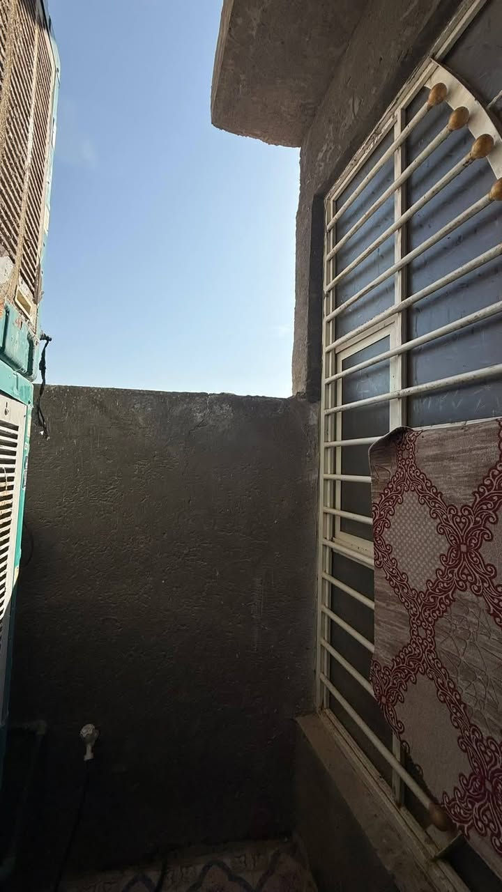 بيت للبيع في الحولي السياسيين
طابو صرف 150 متر 
بناء حديث جديد 
ــــــــــــــــــــــ
اساس بوكـــس 
بناء طابــــــوق 
سقف صـــــب 
ـــــــــــــــــ
غرفة نوم 
صالة استقبال 
مطبخ حار وبارد 
مجمع حمامات وصحيات داخلي وخارجي 
ارضية الأستقبال مرمر درجة اولى 
ارضية البيت بورسلين اسباني درجة اولى 
جدران المطبخ بورسلين اسباني 
طارمة كراج سيارة 
ـــــــــــــــــــــ
البيت نظيف وجاهز للسكن بدون نقص 
ـــــــــــــــــــــ
#مطلوب اسكان 30 مليون 
التسديد الشهري ١٨٠ الف فقط

#المبلغ_الكلي ١٢٥ يستقطع الأسكان 
والتسديد الشهري خلف المشتري 
ــــــــــــــــــــــ 
اكو دار بصفه هم ١٥٠ للبيع يعني المساحه ٣٠٠ كل دار ١٥٠ الاستفسار عل رقم ***********
