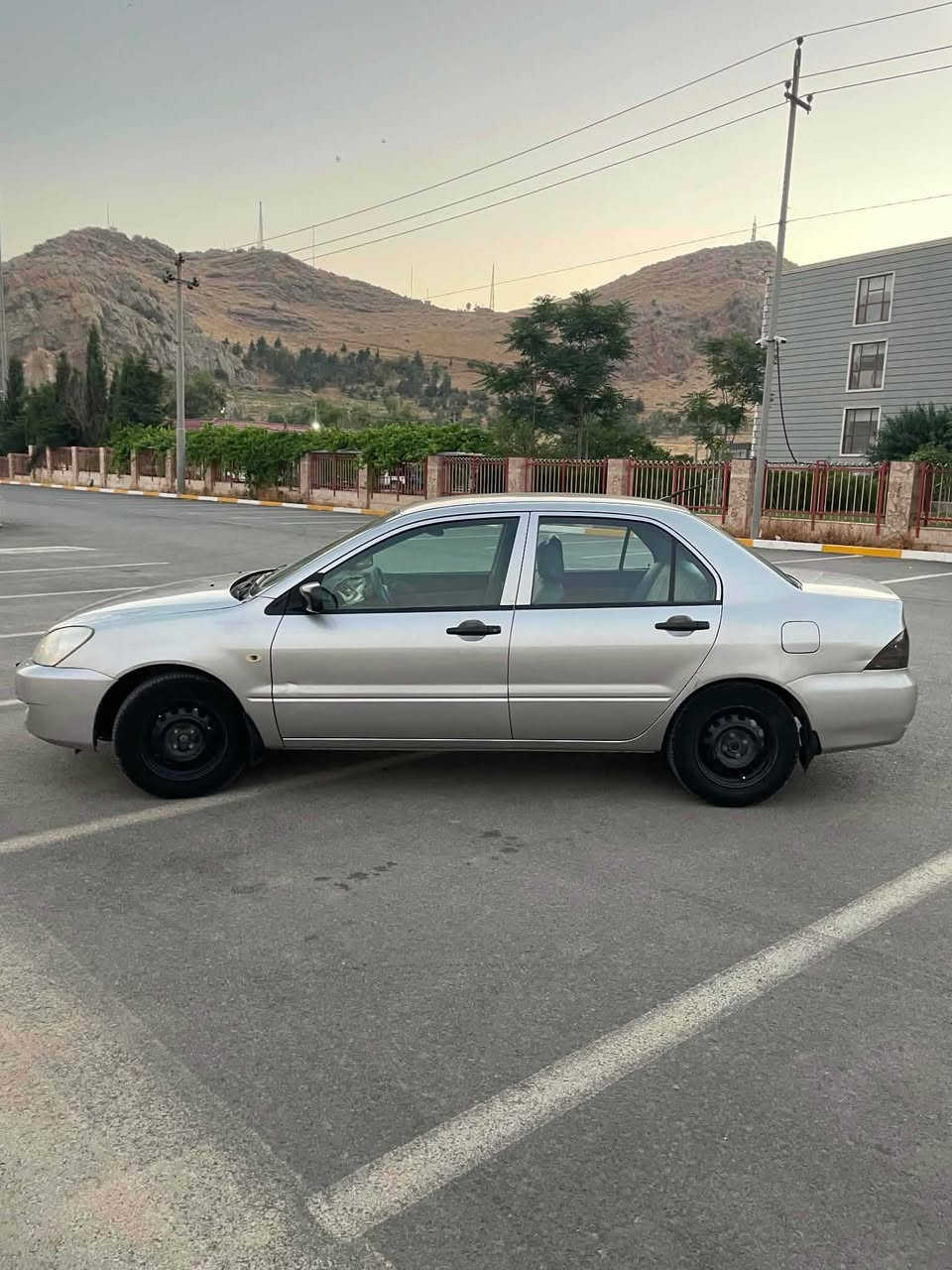 بە ناوی خوای گەورە و میهرەبان
مستەربۆشی لانسەر ٢٠١٠ مەکینە بچوک 
پارچە و پەڵەکی سبوخە جەمپیکی خەفیفی پیشی هەیە 
سەنەویو تایەی نویە 
کاڵبونەوەی نیە 
شوین / ڕانیە 
*********** رانية, السليمانية
