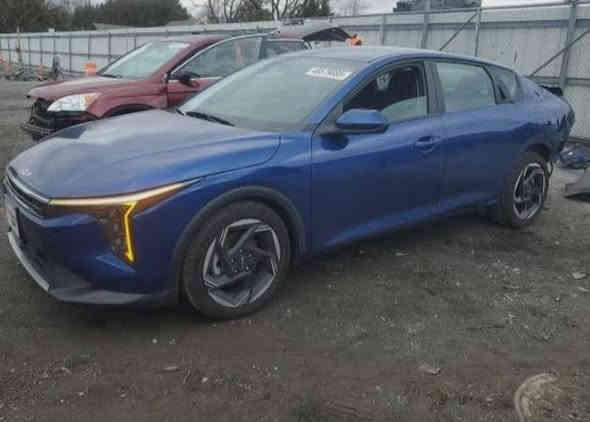 السلام عليكم سياره كيا فور للبيع موديل25حادثه بالخلف بسيط سياره فول عده الفتحه بدون ايرباك السياره ماشيه 3000 وشويه السياره جديده العنوان بغداد السعر 187بيها مجال بسيط السياره رقم بغداد بسمي التحويل ثاني يوم  رقم الجوال ***********
